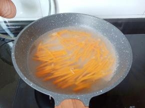 最后放胡萝卜焯水。