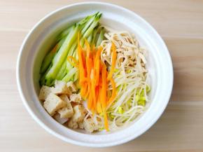 吃一个大碗放凉皮与配菜。