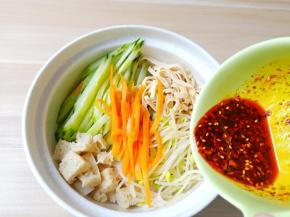 淋上料汁【生抽、醋、盐、芝麻油、辣椒酱一起调的料汁】