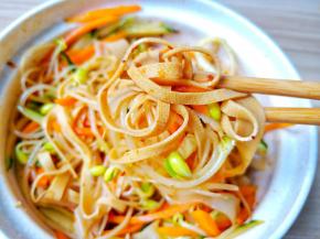 将凉皮与配菜拌均匀。