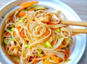 将凉皮与配菜拌均匀。