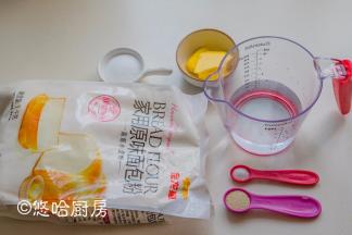 做汉堡需要现做汉堡胚，准备好用到的材料。