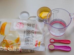 做汉堡需要现做汉堡胚，准备好用到的材料。