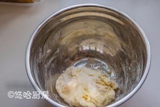 除黄油外的材料全部放入盆中，用手和成面团，面团移至案板上揉搓。