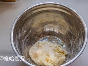 除黄油外的材料全部放入盆中，用手和成面团，面团移至案板上揉搓。