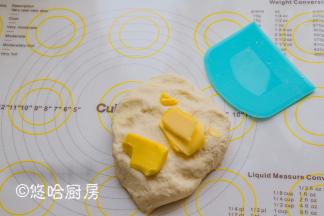 面团揉至光滑是加入已软化的黄油，继续揉搓。