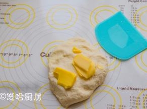 面团揉至光滑是加入已软化的黄油，继续揉搓。