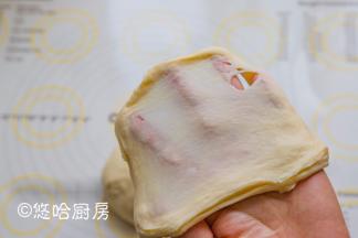 揉成面团能拉出较粗糙的薄膜即可。