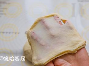 揉成面团能拉出较粗糙的薄膜即可。
