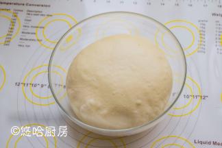 图中是发酵到位的面团，夏季温度高，发酵速度也快。