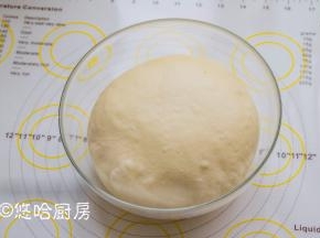 图中是发酵到位的面团，夏季温度高，发酵速度也快。