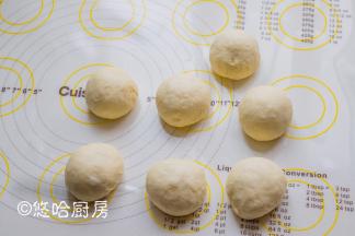 面团移至案板上，平均分成7份（也可以分成6份或5份），滚圆后醒发15分钟。