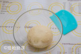 面团收圆至容器中，盖保鲜膜在室温下发酵。