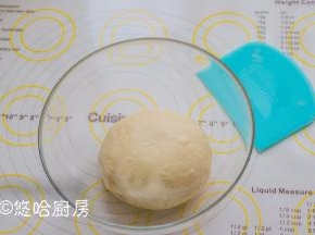 面团收圆至容器中，盖保鲜膜在室温下发酵。