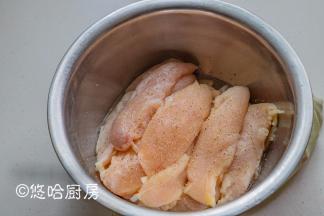 面团发酵的时候，就可以处理鸡胸肉。鸡小胸肉撕掉表面的筋膜洗净、控水，撒适量的盐、白胡椒拌匀，腌渍一小时左右。