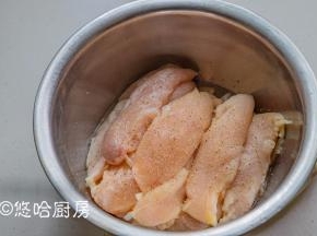 面团发酵的时候，就可以处理鸡胸肉。鸡小胸肉撕掉表面的筋膜洗净、控水，撒适量的盐、白胡椒拌匀，腌渍一小时左右。