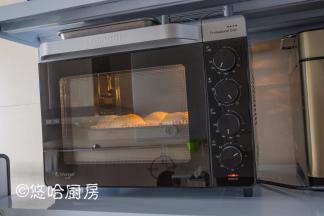 烤箱以下管160度、上管190度预热，预热到位后放入烤盘至中下层，烘烤20分钟。