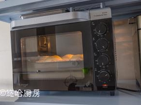 烤箱以下管160度、上管190度预热，预热到位后放入烤盘至中下层，烘烤20分钟。