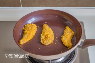 平底锅中刷一点点的植物油，放入鸡胸肉，小火煎至2面金黄。大约煎5~8分钟就可以，怎么判断鸡胸肉是否煎熟？一是用筷子能一下子插头鸡胸肉就是熟透了，二是直接捞出来用筷子扒开鸡胸肉看一下，里面的肉全部变成白色就是熟了。