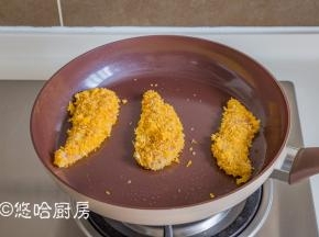 平底锅中刷一点点的植物油，放入鸡胸肉，小火煎至2面金黄。大约煎5~8分钟就可以，怎么判断鸡胸肉是否煎熟？一是用筷子能一下子插头鸡胸肉就是熟透了，二是直接捞出来用筷子扒开鸡胸肉看一下，里面的肉全部变成白色就是熟了。