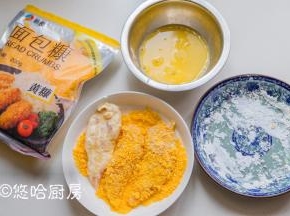 面包放凉后，开始做汉堡。把腌渍后的鸡胸肉先放入淀粉中沾满2面，再去沾满蛋液，最后在面包糠中打个滚。