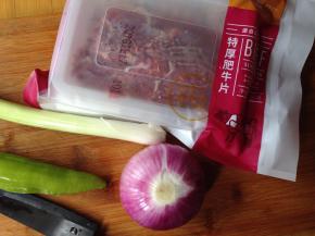 准备食材，太阳谷肥牛片自然化冻