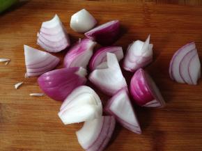 洋葱去皮切成大块