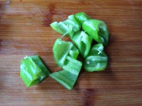 尖椒切成滚刀块