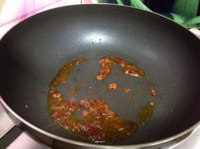 热锅凉油倒入郫县豆瓣酱炒出香味