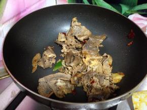 倒入肥牛片翻炒均匀