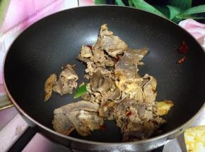 倒入肥牛片翻炒均匀