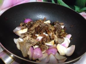 倒入洋葱块、白糖、蚝油炒匀