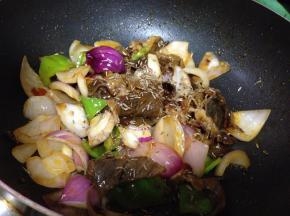 最后加入尖椒块、孜然粒炒匀即可