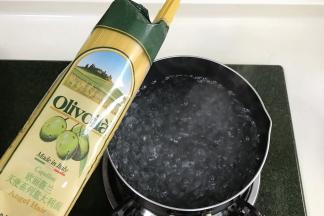 锅中倒入适量清水煮沸，加入欧丽薇兰天使系列意大利面，加2克盐和几滴橄榄油煮起。