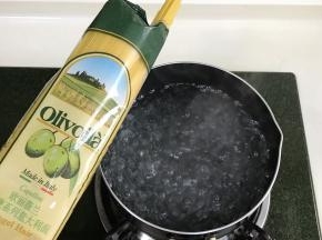 锅中倒入适量清水煮沸，加入欧丽薇兰天使系列意大利面，加2克盐和几滴橄榄油煮起。