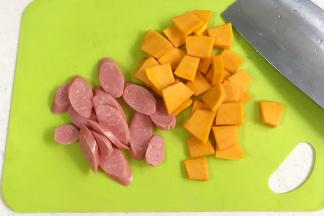 香肠切片，南瓜去皮切薄片。