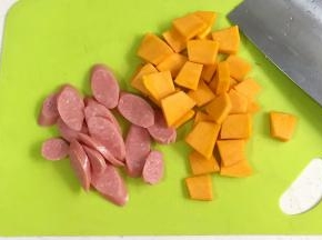 香肠切片，南瓜去皮切薄片。
