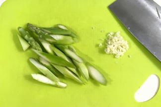 芦笋洗净斜切段，独头蒜剁成蒜蓉。