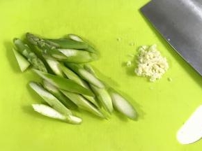 芦笋洗净斜切段，独头蒜剁成蒜蓉。