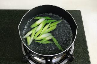 锅中倒入适量清水煮沸，放入芦笋，加少许盐煮约1分钟，捞出备用。