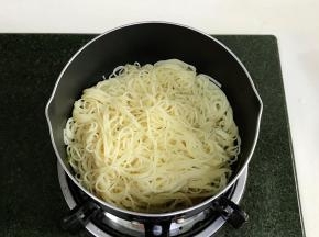 加入煮好的意面，翻炒均匀。