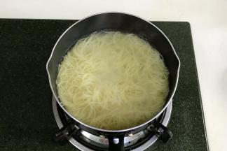 约煮3～4分钟至熟，捞出备用。