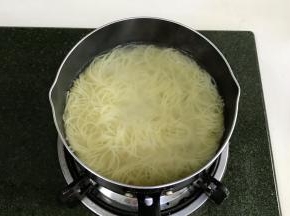 约煮3～4分钟至熟，捞出备用。
