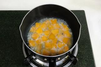 倒入小半碗清水，中小火把南瓜煮熟。