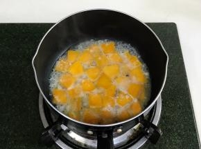 倒入小半碗清水，中小火把南瓜煮熟。