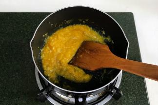 待南瓜煮烂后一边搅拌一边用木铲压压捣成泥状。