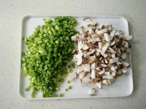 香菇蒜苔切丁。