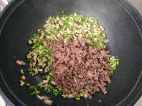 放入肉末炒匀。