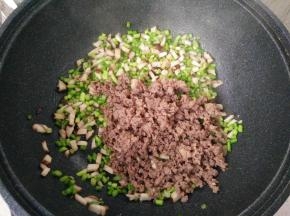 放入肉末炒匀。