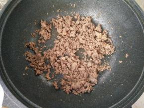 锅内放适量色拉油，放入牛肉末炒熟盛出备用。